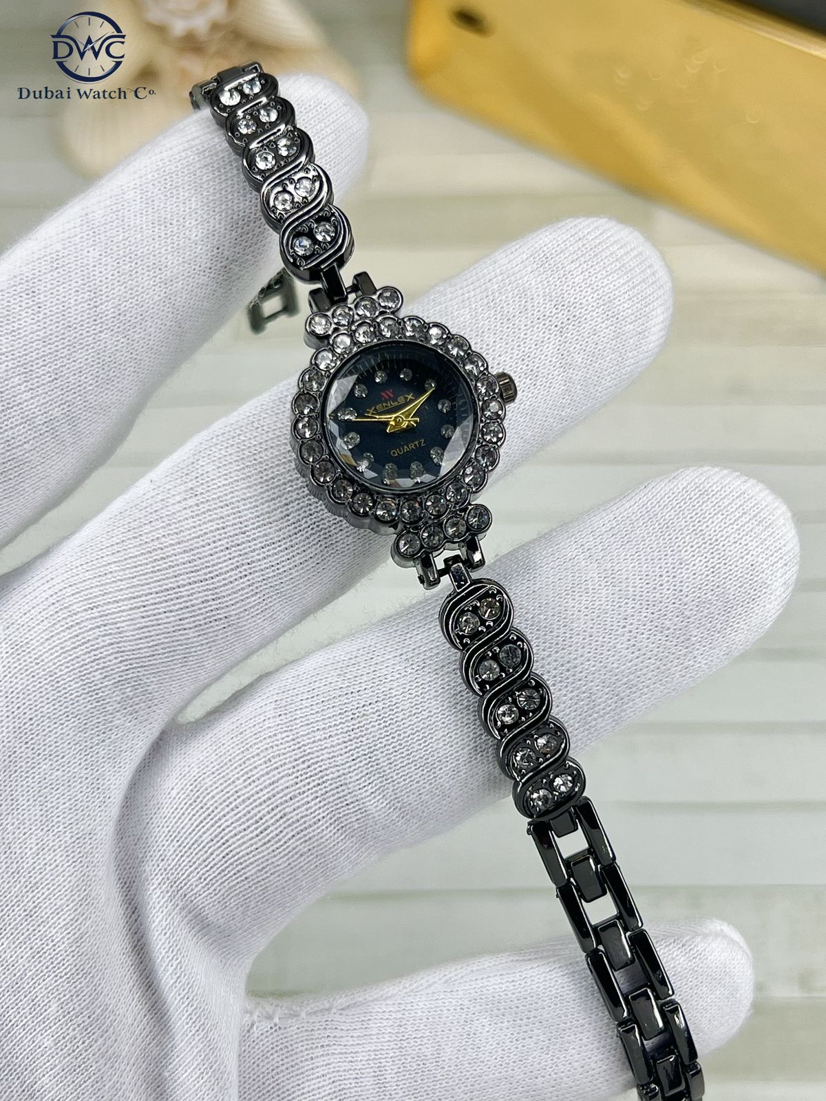 Luxury Crystal Studded Women’s Bracelet Watch – Elegant Quartz Timepiece